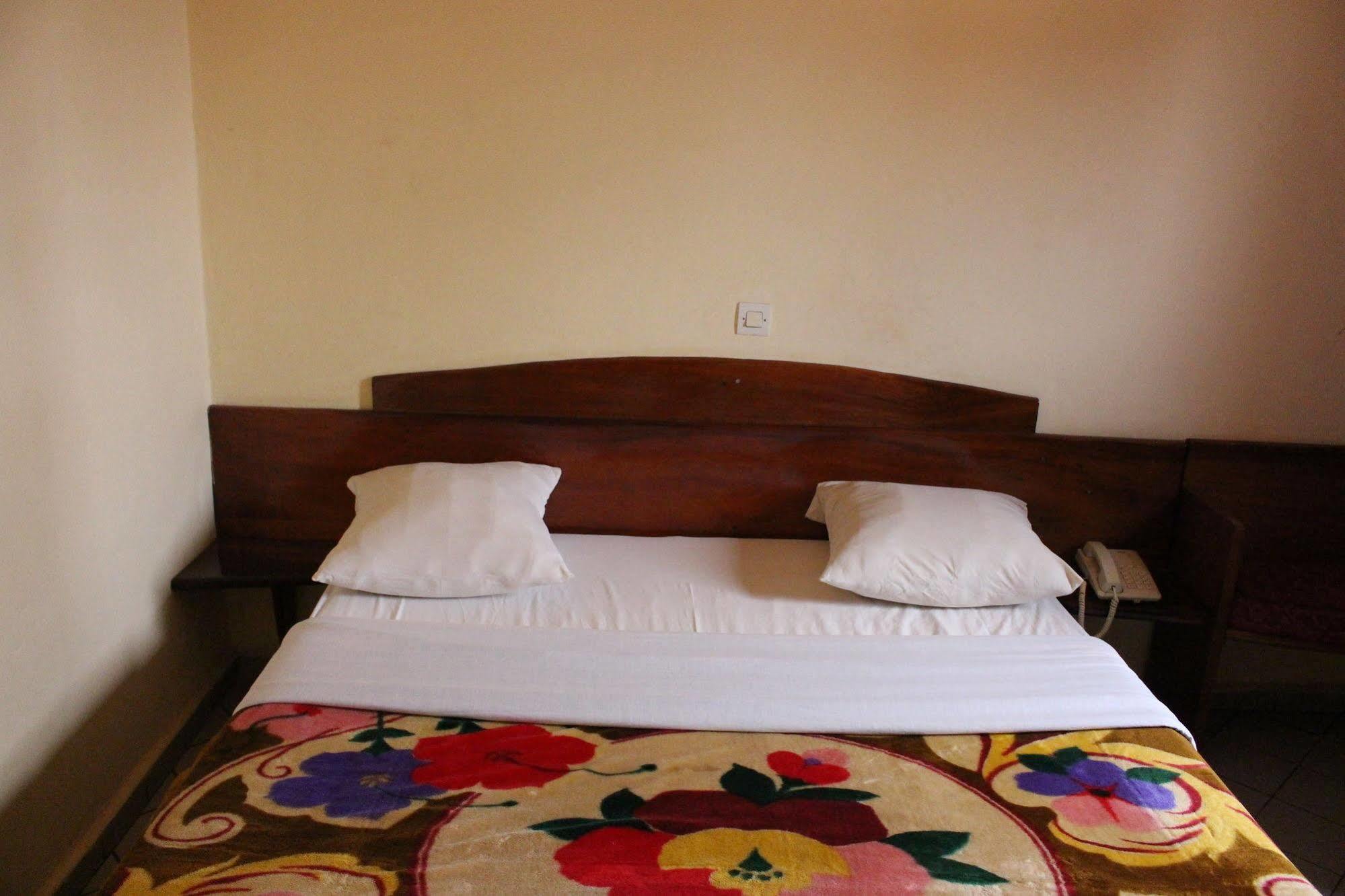 Hotel Altitel Bafoussam Экстерьер фото